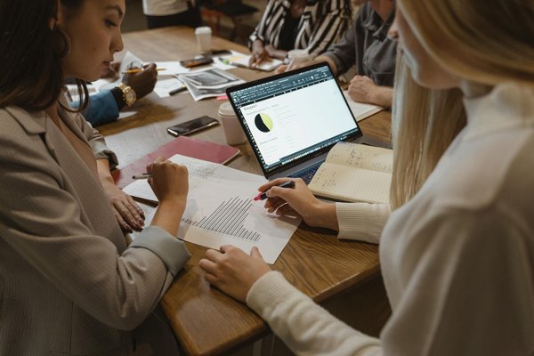 Comment les grandes entreprises transforment l'économie locale : Un impact incontournable