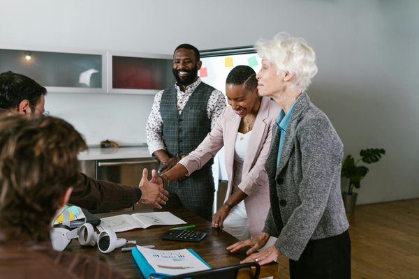 Les Secrets du Mentorat Inversé en Entreprise : Bénéfices Cruciaux et Défis à Surmonter
